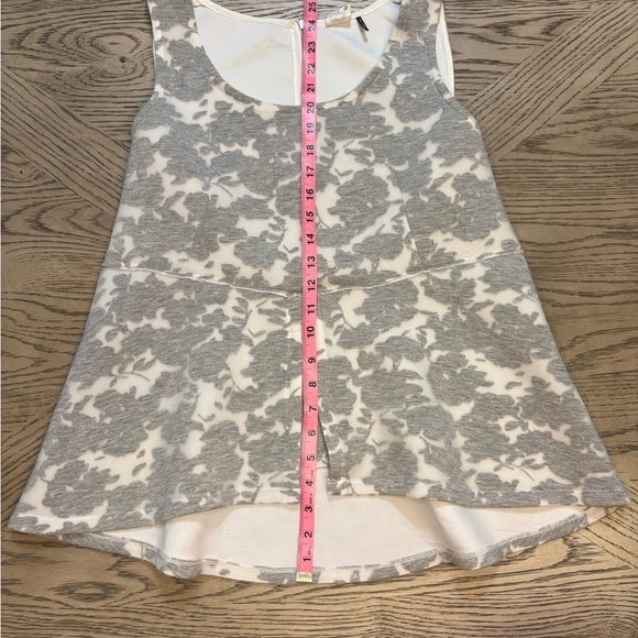 EUC *AKEMI + KIN* Anthropologie Gray White Scuba Lace Peplum Floral Tank Top L - Picture 4 of 8